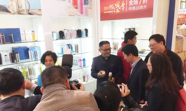 食博会上不全是“吃”的，不锈钢保温容器卖得也很火，什么情况？！