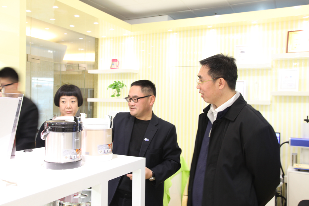 中国轻工工艺品进出口商会陈江峰副会长一行参观思乐得